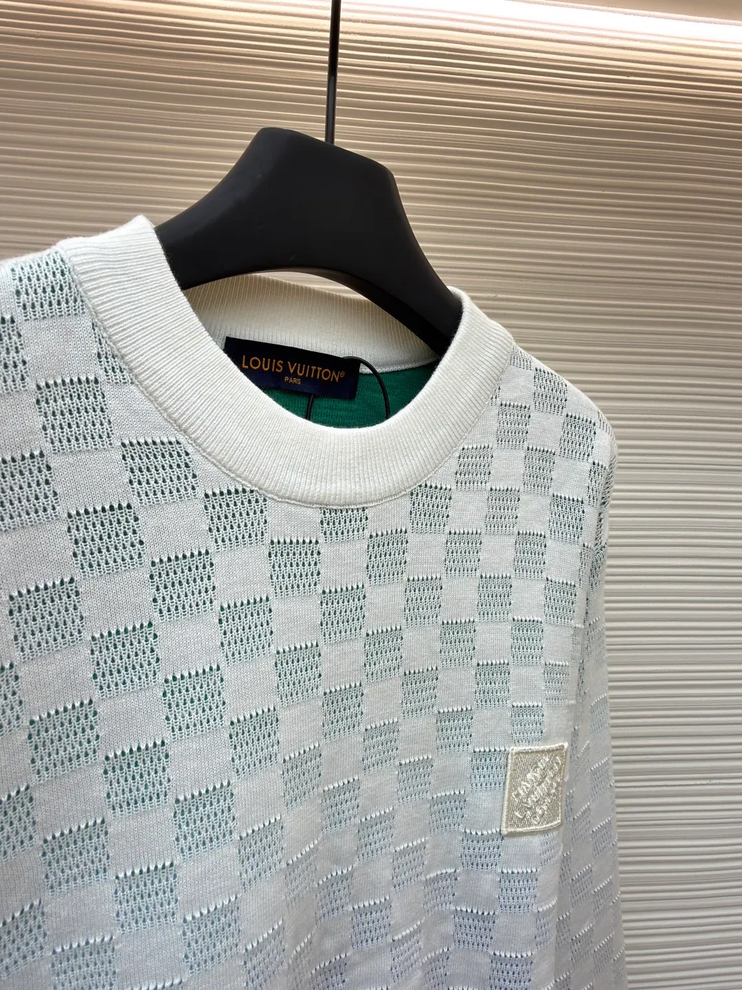 LOUIS VUITTON Checkerboard Gradient Jacquard Sweater ●Original version: Purchased and developed for 12200 ●Item number: 1681959-A85 ●Fabric: 100% cotton ●Technology: Jacquard production ●Color: Gradient color ●Version: Fitted version ●Weight: about 475 grams ●Size: S-M-L-XL ●Description: Made of 80 cotton, 20 wool blended wool. The bottom adopts multi-color inlay weaving method, and the face is imported and woven into a hollow checkerboard pattern, while showing the unique style of gradient technology. Garment washing removes wool residue, leaving the upper body softer. Signature embroidered logo at chest. This cotton long-sleeve sweater is updated with a jacquard mesh knitting technique that embodies the Damier pattern, creating a gradient effect in elegant tones, while adding a sophisticated touch with the Marque L.Vuitton Déposée embroidered patch at the rear. The overall wiring is straight and delicate, the fabric is comfortable and soft, and the color is consistent without color difference. It can be matched with the same style to create a fashionable look and control various occasions. Customized accessories, complete with three standards, same style for men and women!
